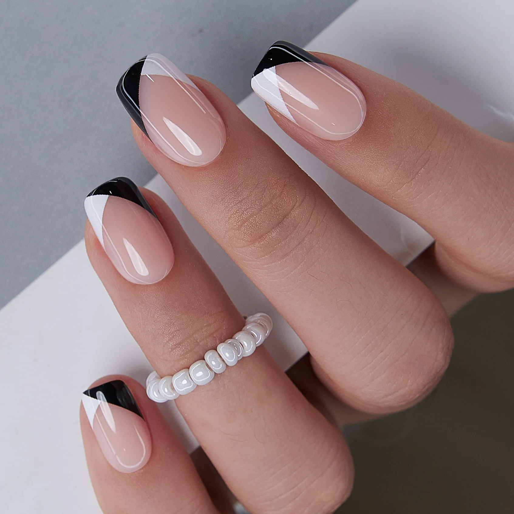 Minimal Contrast - Image 5